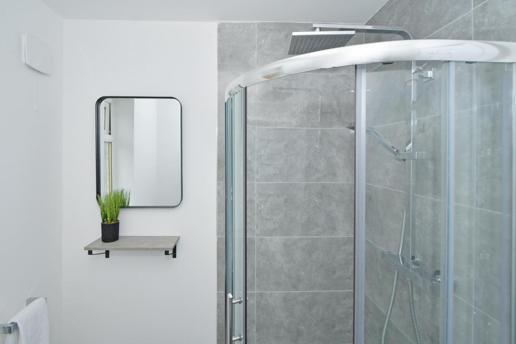 Sapphire Apartments By Yourstays - Luxury 2 Bedroom Apartments In Крю Екстер'єр фото