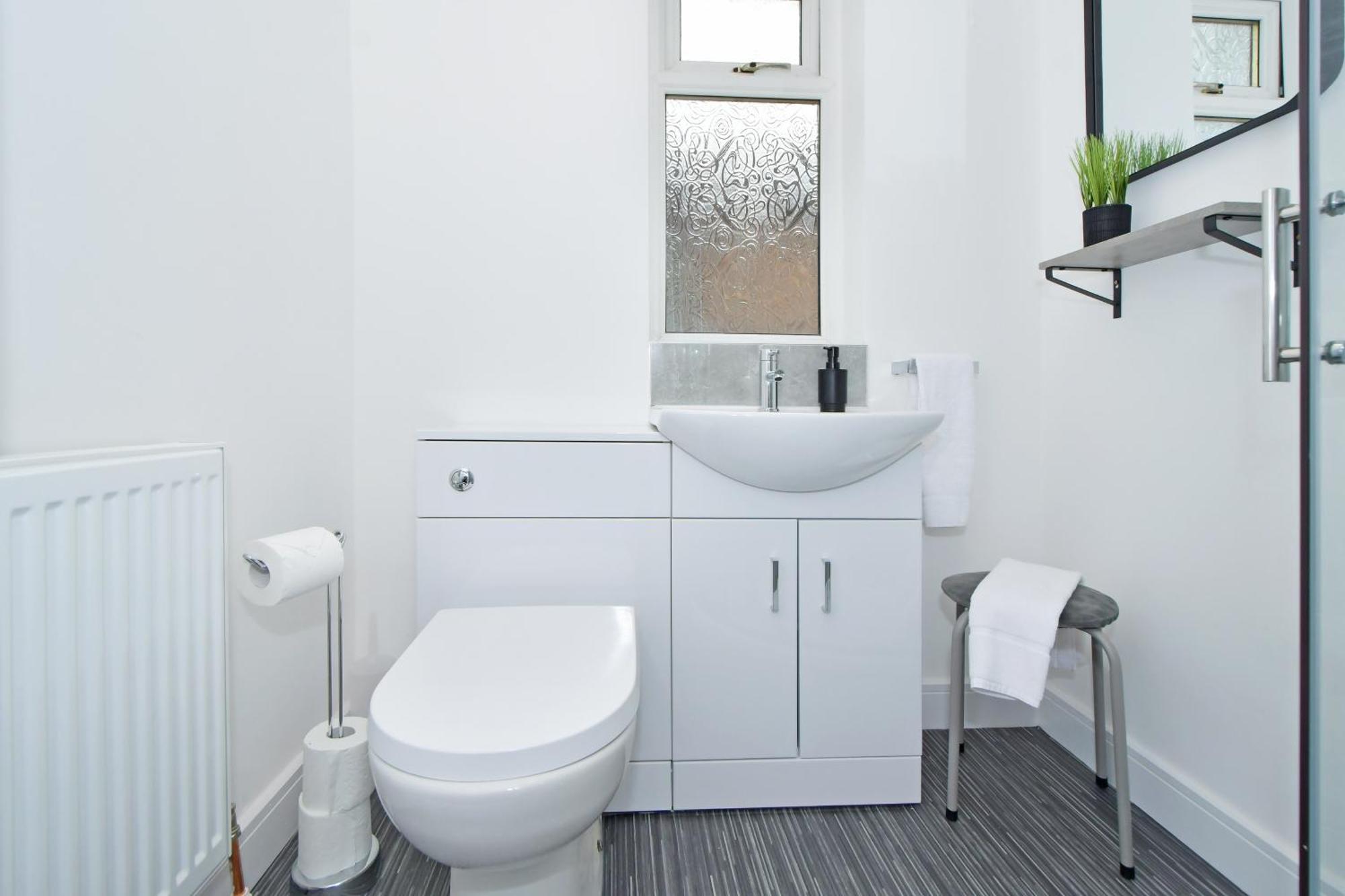 Sapphire Apartments By Yourstays - Luxury 2 Bedroom Apartments In Крю Екстер'єр фото
