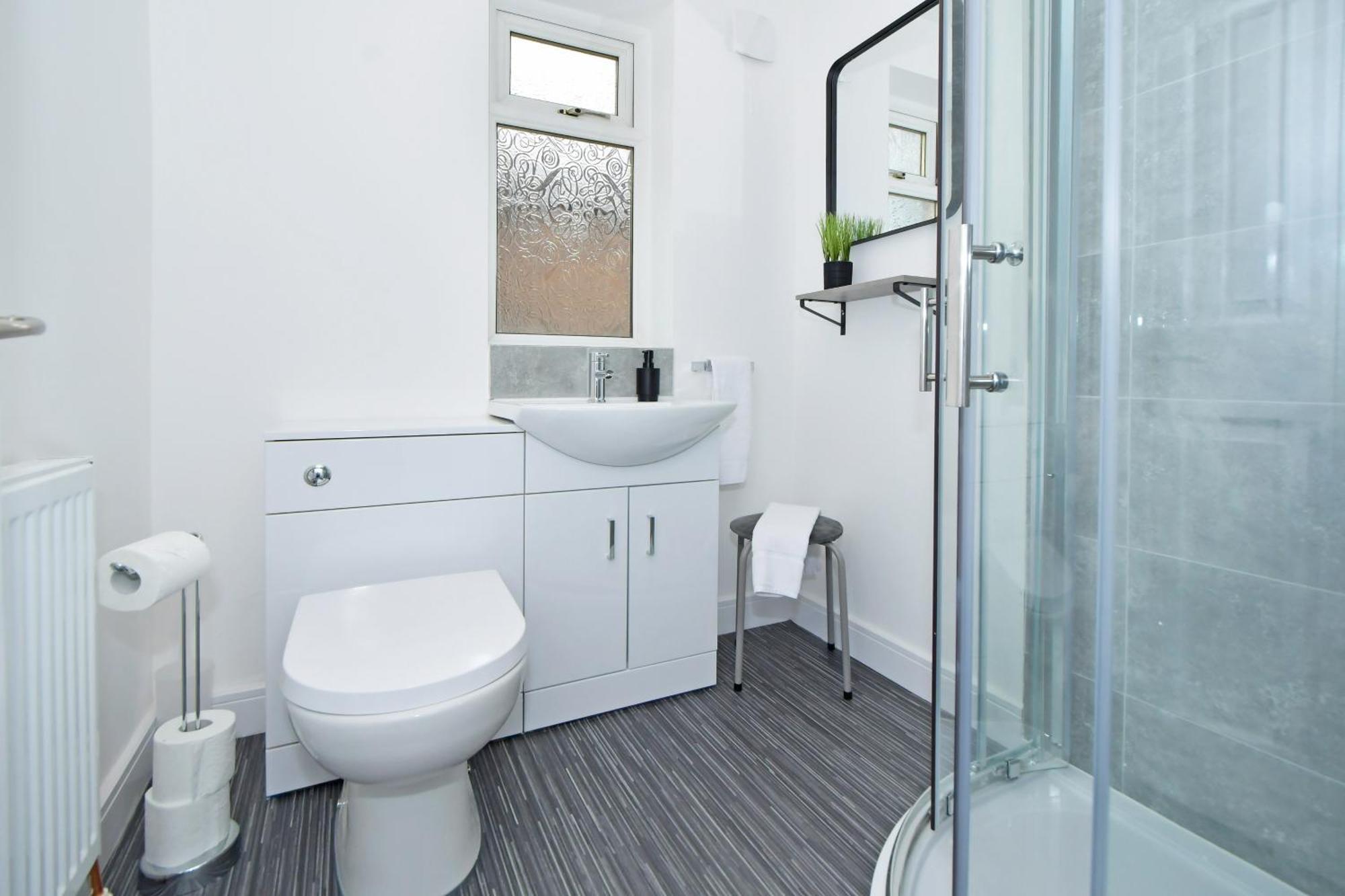 Sapphire Apartments By Yourstays - Luxury 2 Bedroom Apartments In Крю Екстер'єр фото