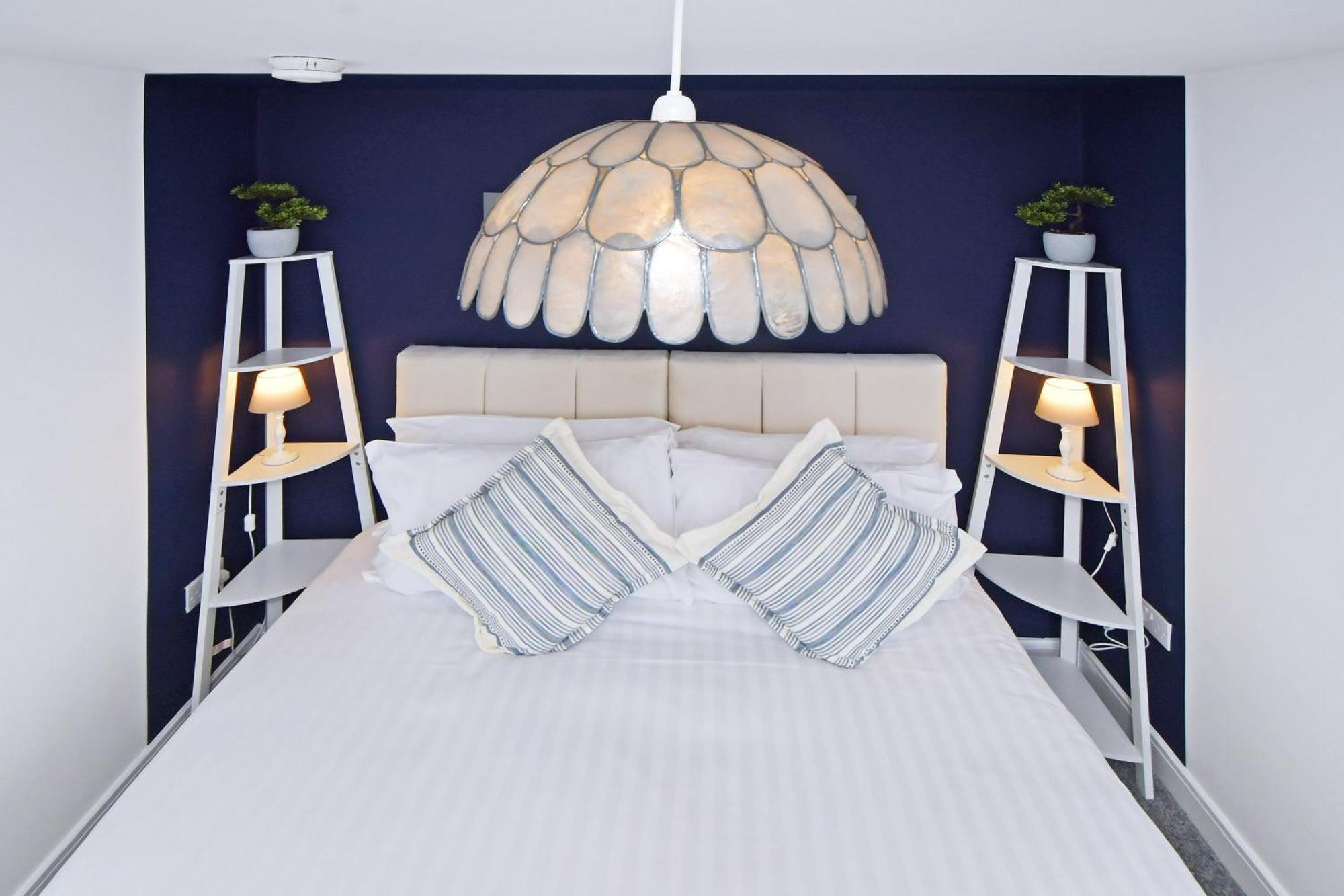 Sapphire Apartments By Yourstays - Luxury 2 Bedroom Apartments In Крю Екстер'єр фото