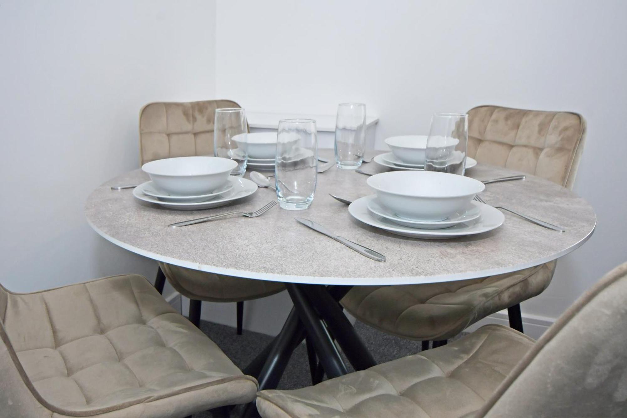 Sapphire Apartments By Yourstays - Luxury 2 Bedroom Apartments In Крю Екстер'єр фото