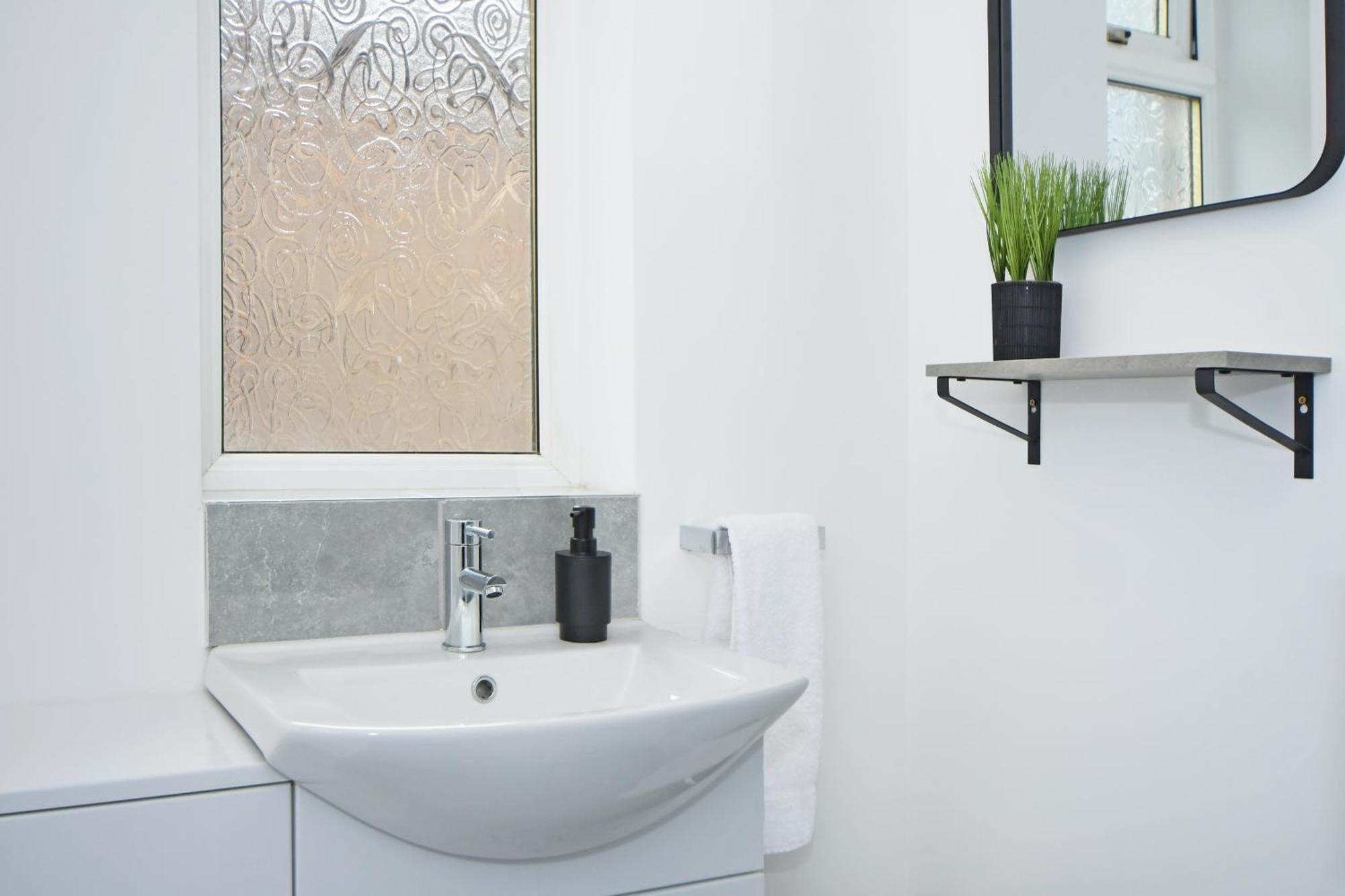 Sapphire Apartments By Yourstays - Luxury 2 Bedroom Apartments In Крю Екстер'єр фото