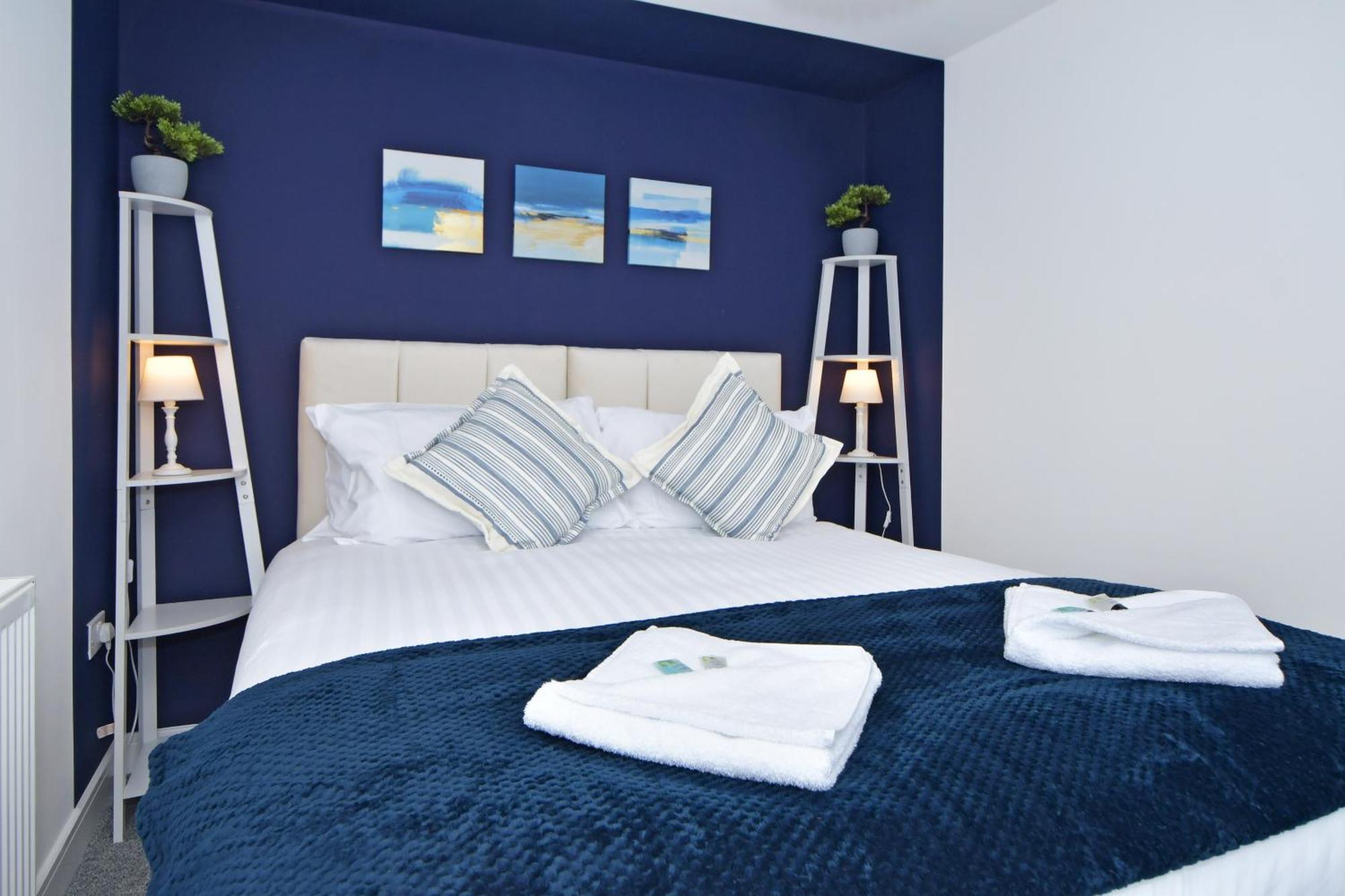 Sapphire Apartments By Yourstays - Luxury 2 Bedroom Apartments In Крю Екстер'єр фото