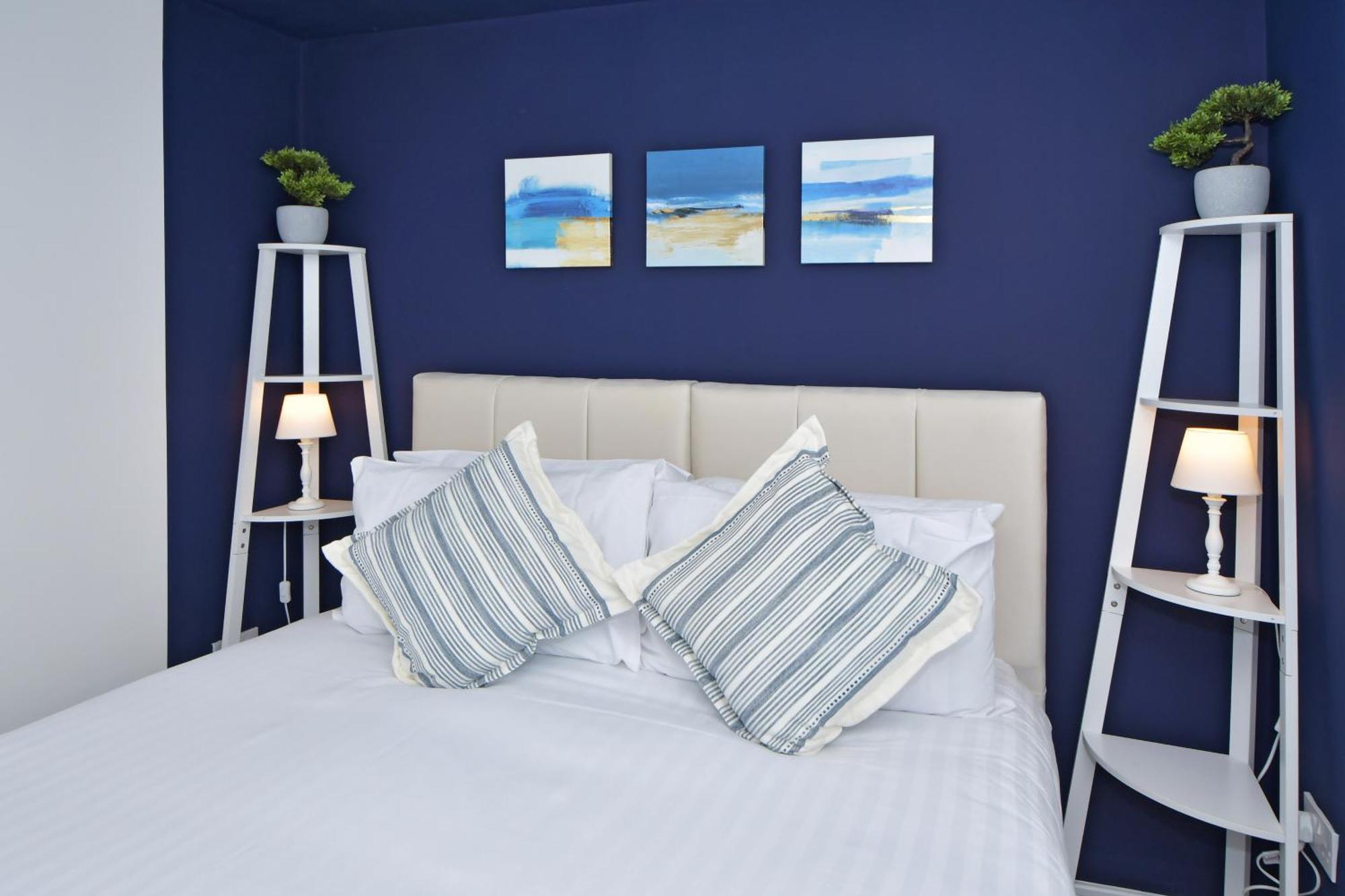 Sapphire Apartments By Yourstays - Luxury 2 Bedroom Apartments In Крю Екстер'єр фото