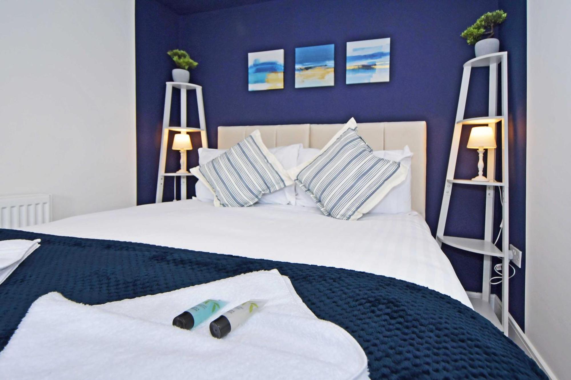 Sapphire Apartments By Yourstays - Luxury 2 Bedroom Apartments In Крю Екстер'єр фото