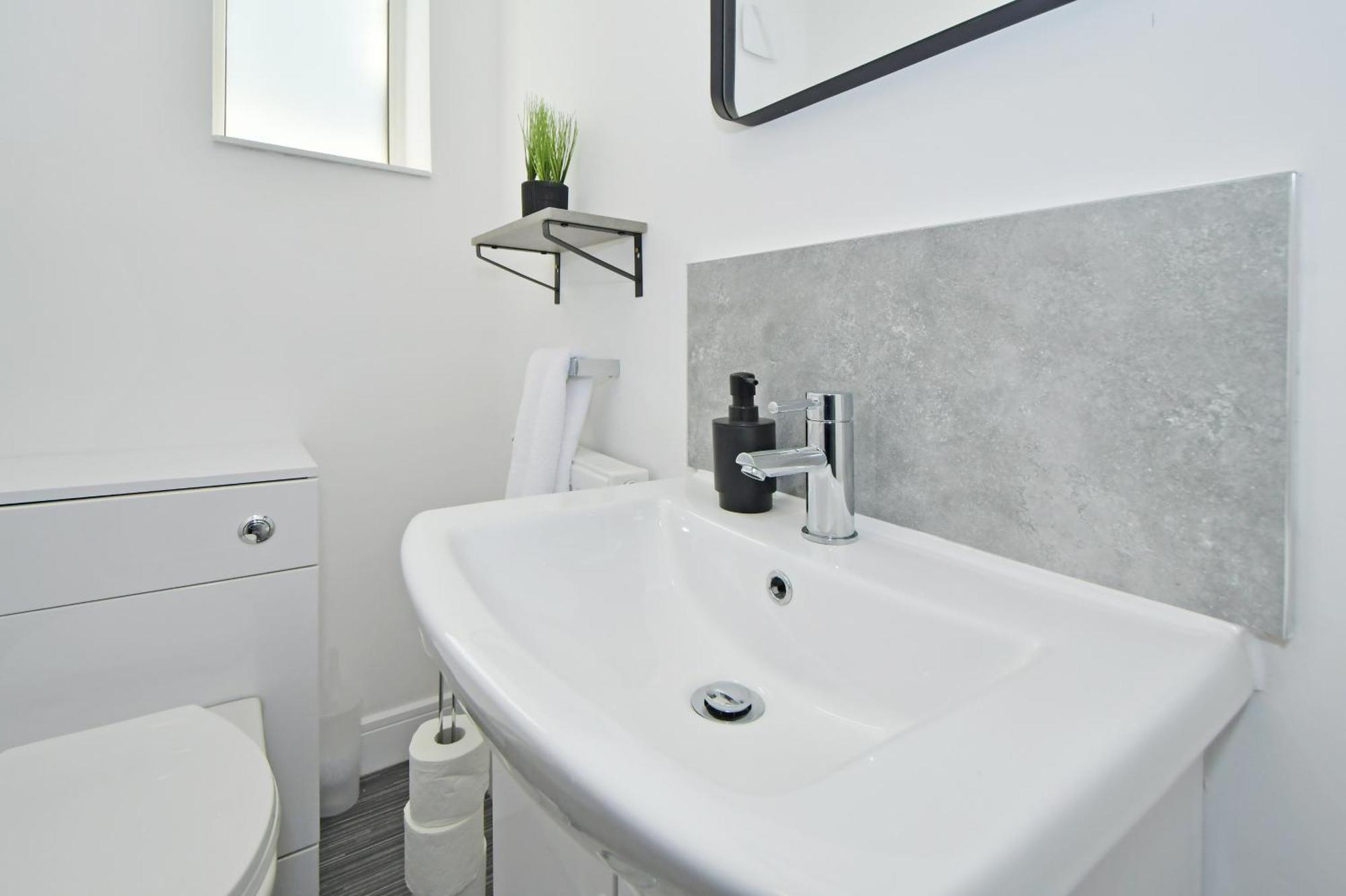 Sapphire Apartments By Yourstays - Luxury 2 Bedroom Apartments In Крю Екстер'єр фото