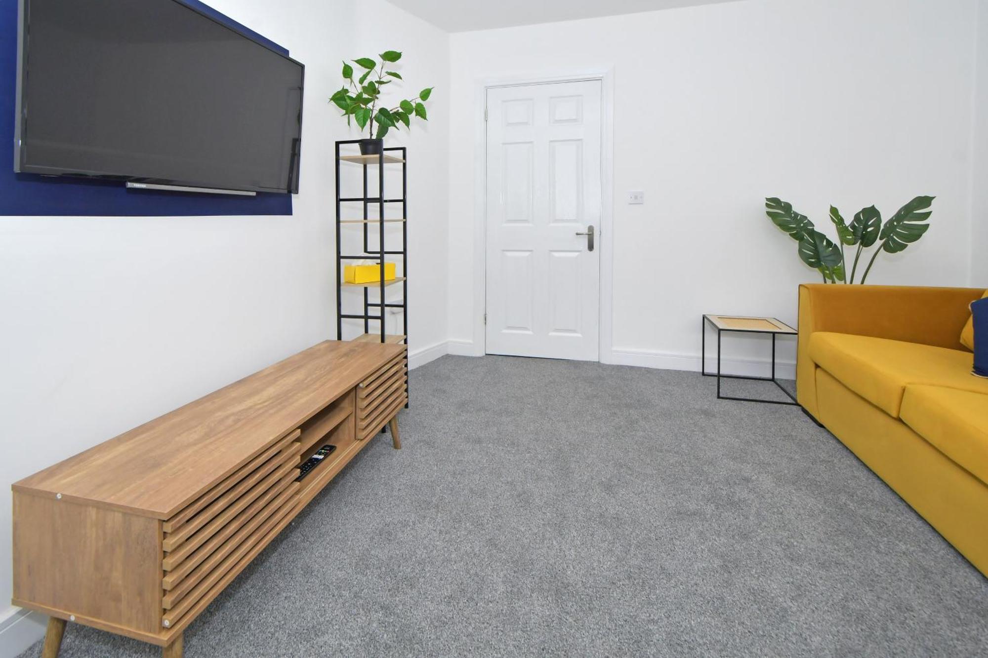 Sapphire Apartments By Yourstays - Luxury 2 Bedroom Apartments In Крю Екстер'єр фото