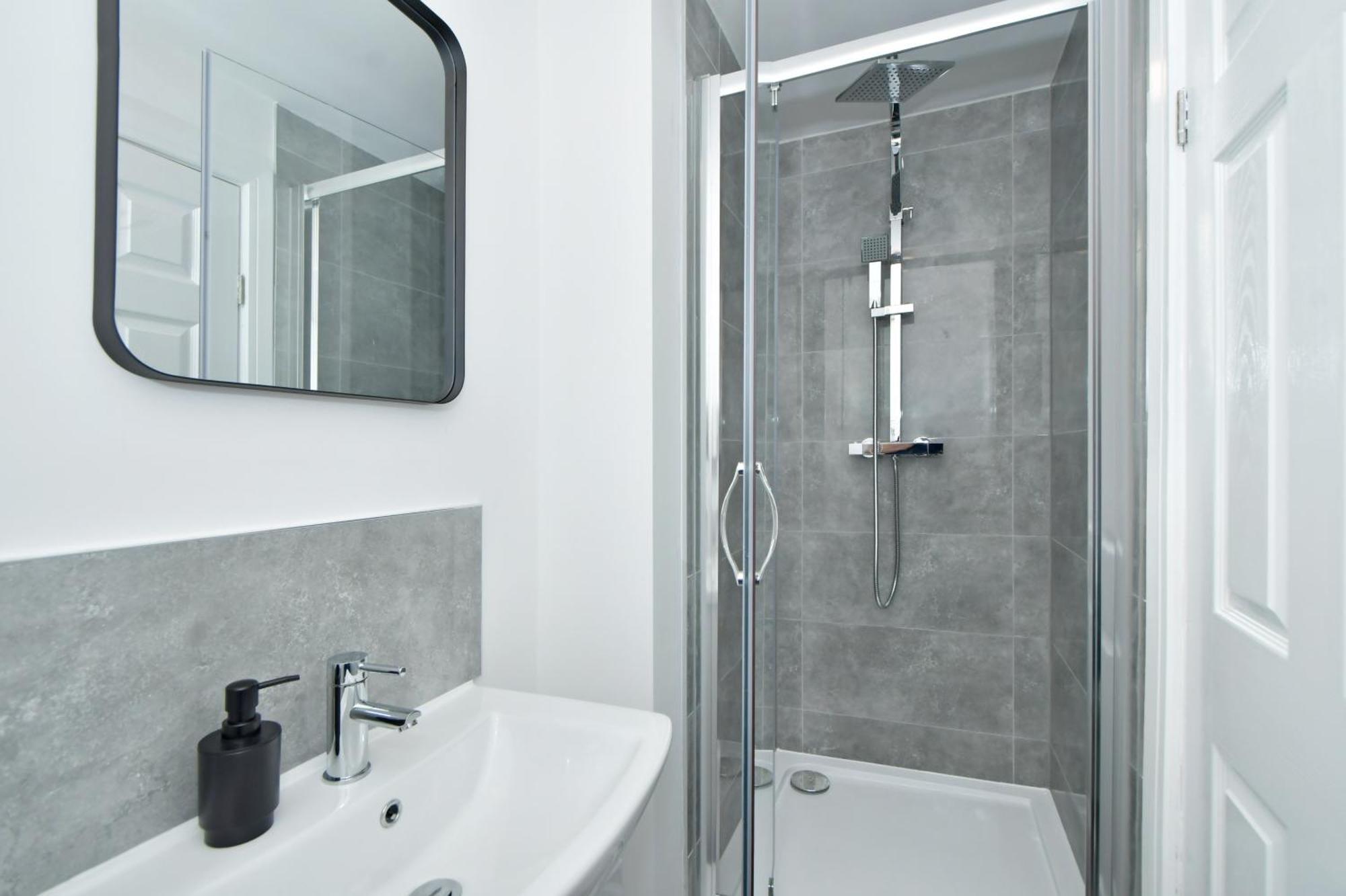 Sapphire Apartments By Yourstays - Luxury 2 Bedroom Apartments In Крю Екстер'єр фото