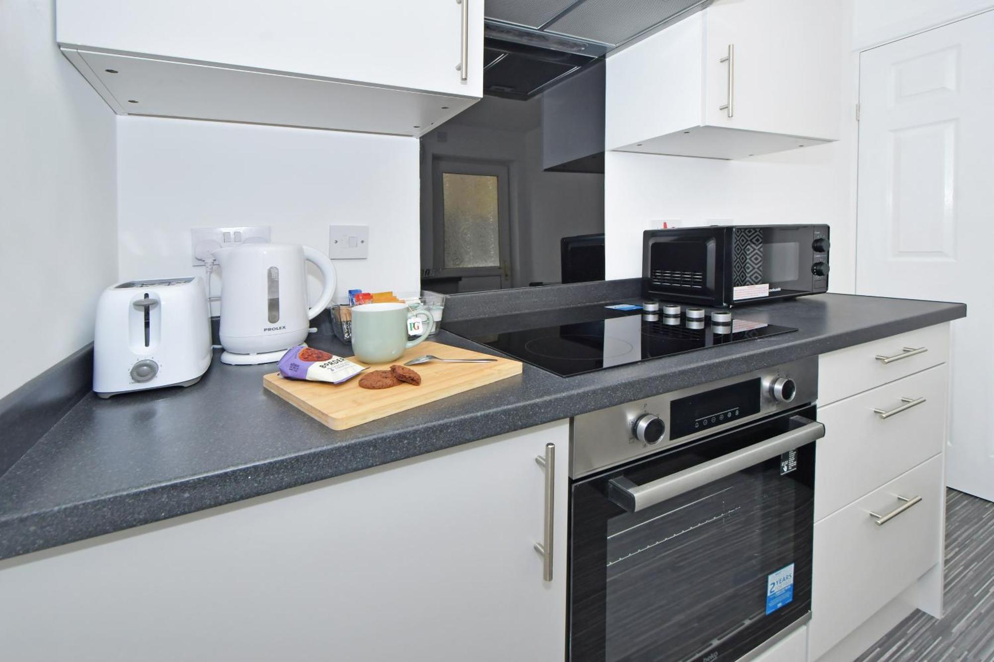 Sapphire Apartments By Yourstays - Luxury 2 Bedroom Apartments In Крю Екстер'єр фото