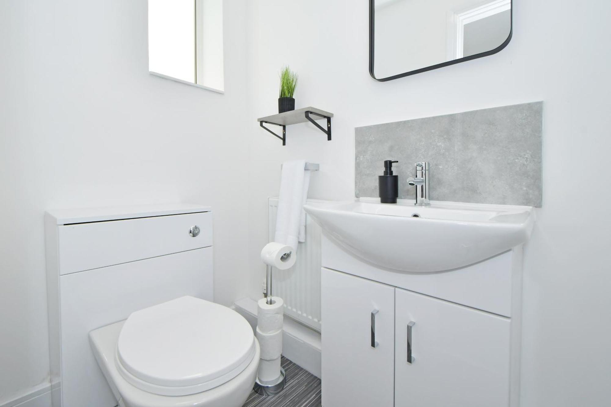 Sapphire Apartments By Yourstays - Luxury 2 Bedroom Apartments In Крю Екстер'єр фото