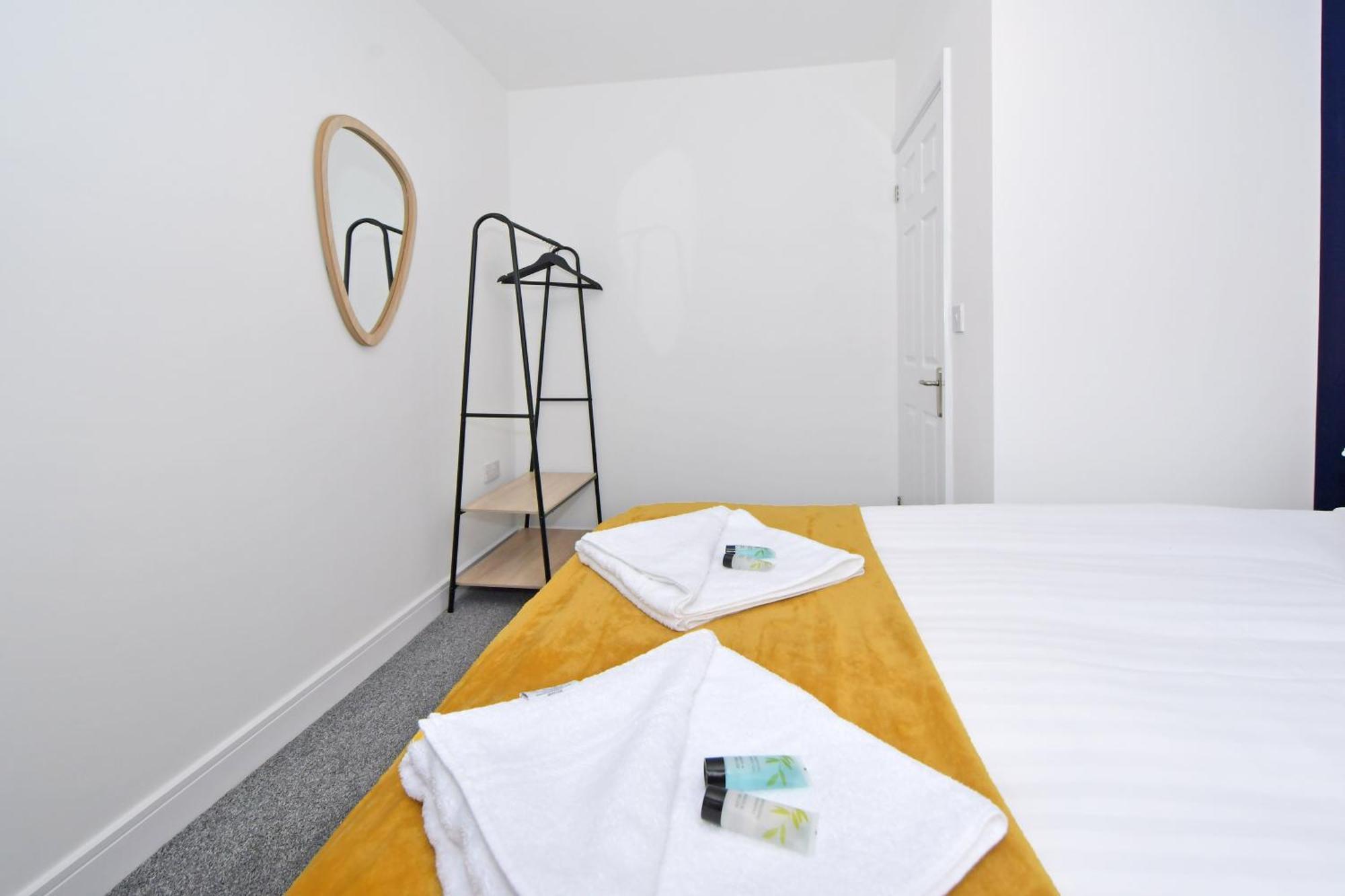 Sapphire Apartments By Yourstays - Luxury 2 Bedroom Apartments In Крю Екстер'єр фото