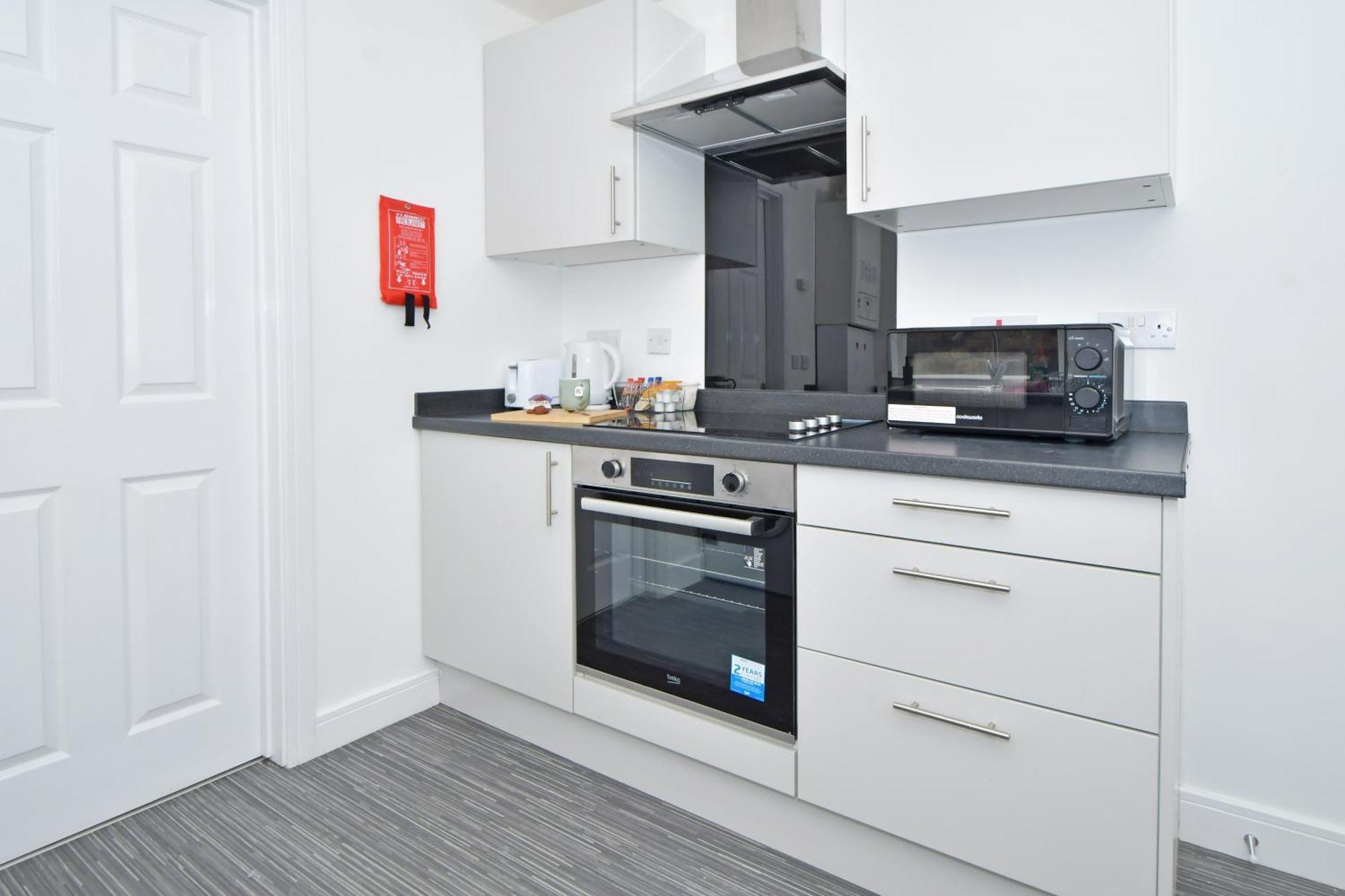 Sapphire Apartments By Yourstays - Luxury 2 Bedroom Apartments In Крю Екстер'єр фото