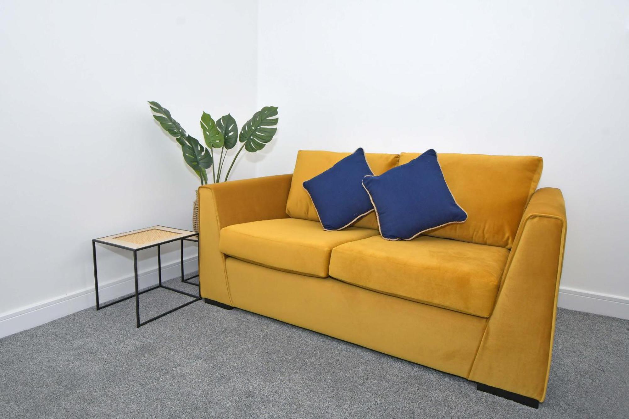 Sapphire Apartments By Yourstays - Luxury 2 Bedroom Apartments In Крю Екстер'єр фото