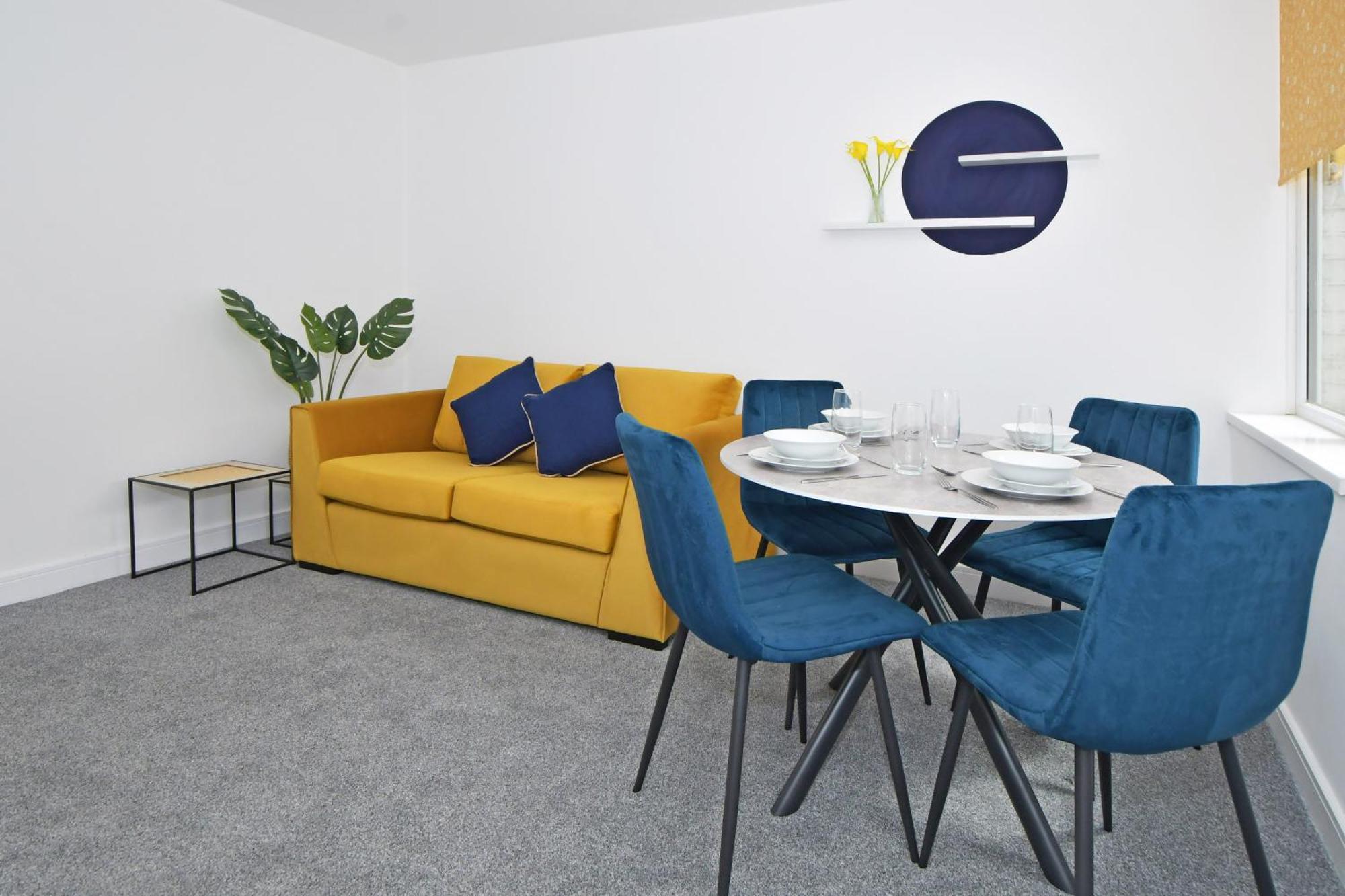 Sapphire Apartments By Yourstays - Luxury 2 Bedroom Apartments In Крю Екстер'єр фото