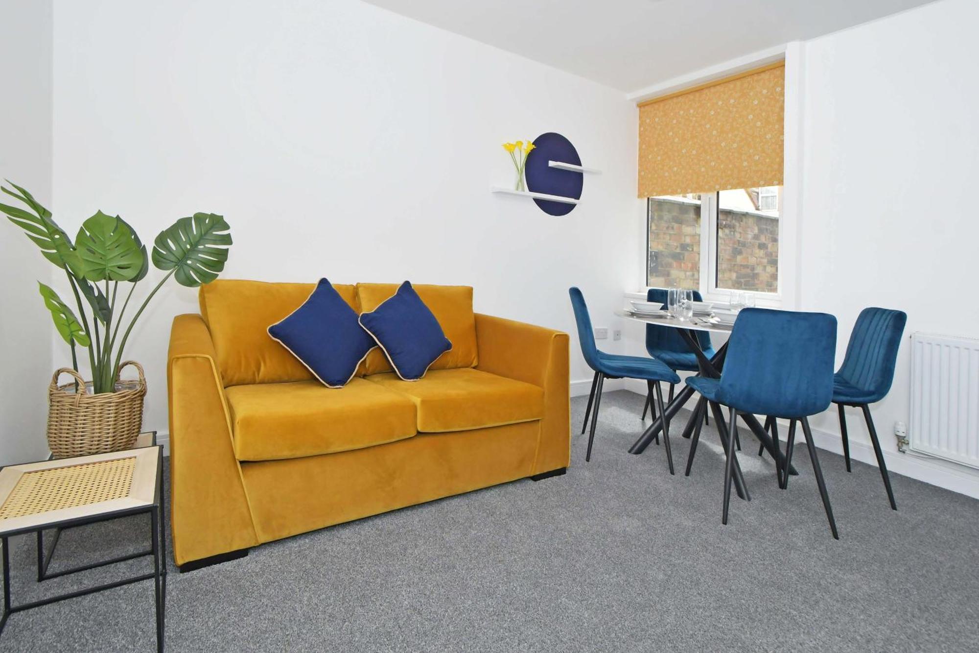 Sapphire Apartments By Yourstays - Luxury 2 Bedroom Apartments In Крю Екстер'єр фото